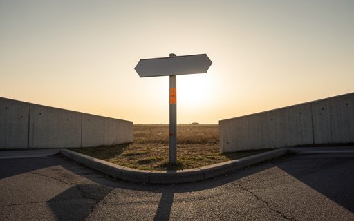 Panneau vide a un carrefour calme sous un horizon lumineux