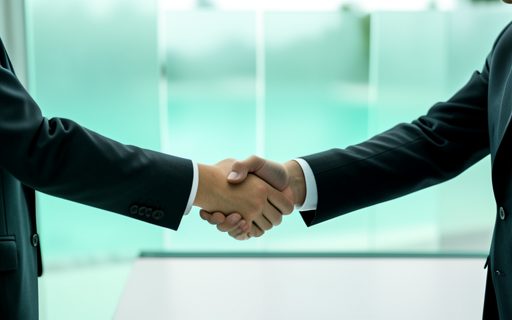 Deux professionnels qui se serrent la main