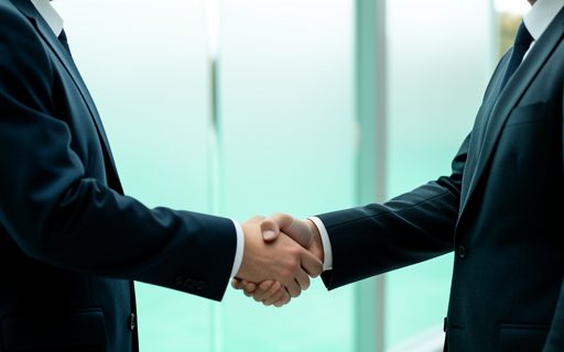 Deux partenaires qui se serrent la main apres un projet reussi