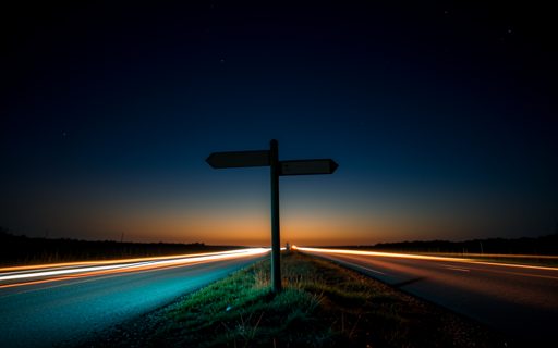 Panneau vide a un carrefour calme sous un horizon lumineux