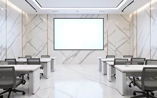 Salle de formation moderne et vide devant un grand ecran