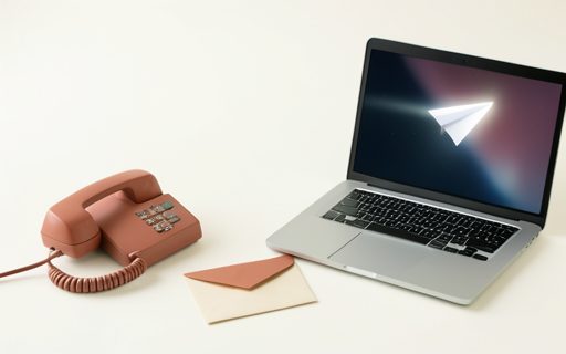 Telephone et enveloppe pres d un ordinateur, avion en papier de lumiere