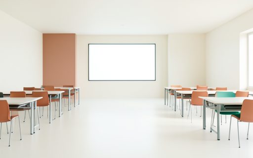 Salle de formation moderne et vide devant un grand ecran