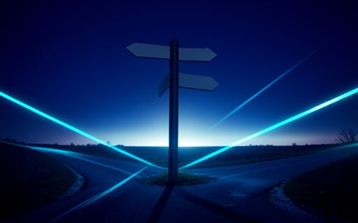 Panneau vide a un carrefour calme sous un horizon lumineux